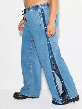 Torrid • NWT $90 LoveSick Pull-On Snap-Sides Jean W27”-32” R17” I30”